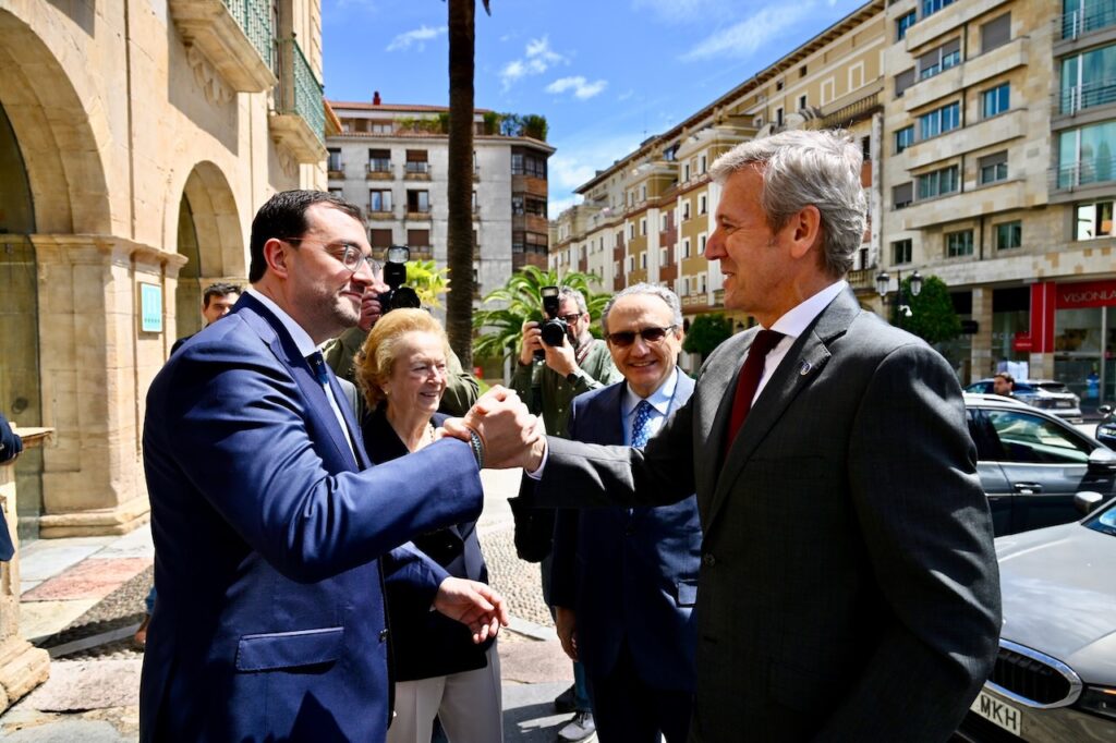 El saludo del presidente de la Xunta, Alfonso Rueda, al del Principado de Asturias, Adrián Barbón, a su llegada al acto en Oviedo.