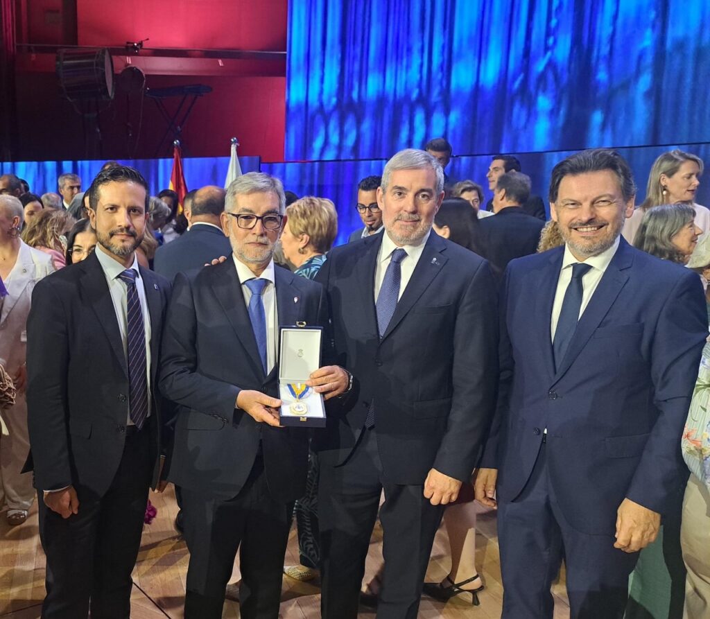 Fernando Clavijo y Antonio Rodríguez Miranda posan con el presidente de la Casa de Galicia de Las Palmas, Albino Aneiros.
