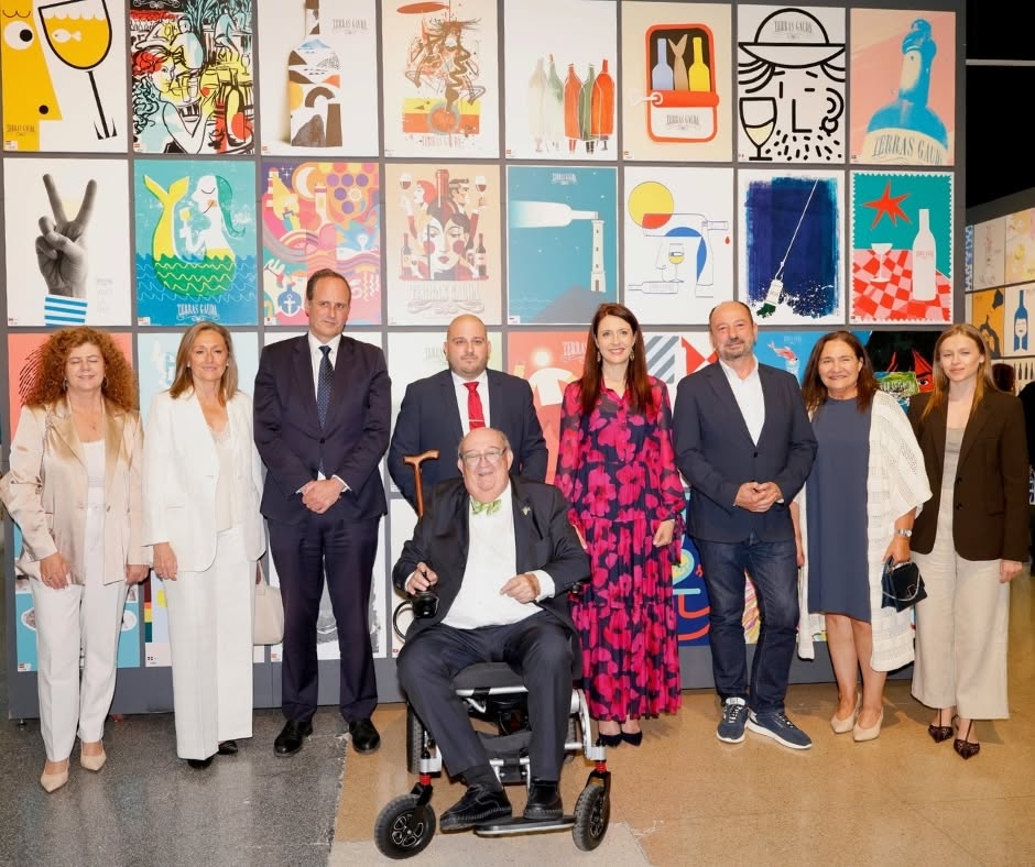 La directora xeral de FP, Eugenia Pérez; la vicepresidenta de la Deputación de Pontevedra, Luisa Pérez; el presidente de la Autoridad Portuaria de Vigo, Carlos Botana; Antón Fonseca y José María Fonseca, vicepresidente y presidente de Terras Gauda; la conselleira do Medio Rural, María José Gómez; el director de Turismo de Galicia, José Manuel Merelles; la delegada de la Xunta en Vigo, Ana Ortiz; y la directora xeral de Xuventude, Lara Meneses, ante una representación de los carteles de la Bienal Internacional de Cartelismo Terras Gauda-Concurso Francisco Mantecón.
