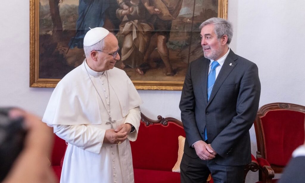El presidente canario, Fernando Clavijo, en el encuentro con el Papa donde le dio los regalos.