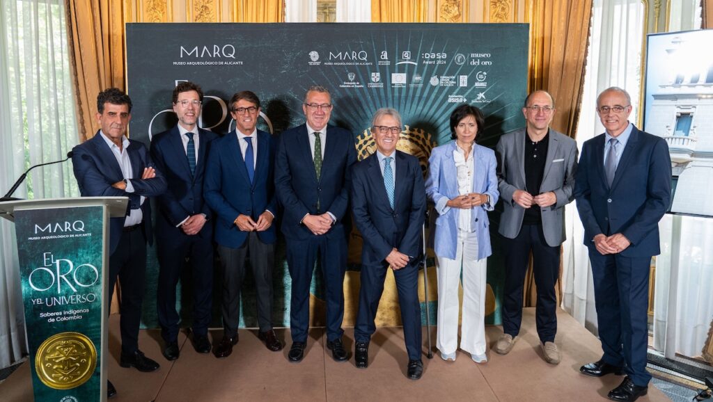 El director xeral de Cultura, Anxo M. Lorenzo (2º por la derecha) y la directora gerente de la Cidade da Cultura, Ana Isabel Vázquez (3ª), con el resto de asistentes a la Casa de América en Madrid para la presentación de este proyecto internacional.