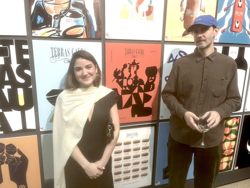 Cecilia León (Cuba) y Marcos Farina (Argentina) posan con la obra de este último en el medio (en rojo).