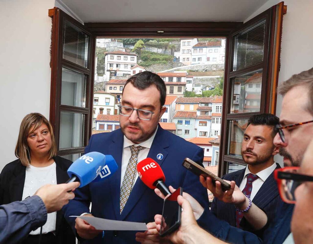 Adrián Barbón leyendo la declaración institucional aprobada por el Consejo de Gobierno.