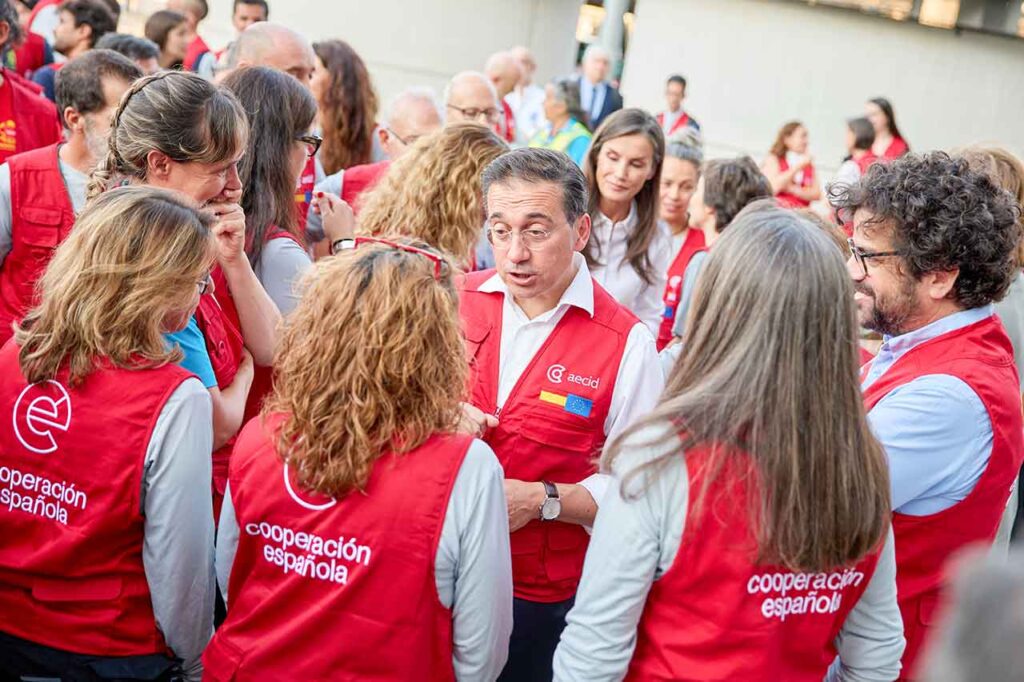 José Manuel Albares acudió a despedir al personal de la AECID que viaja a Venezuela.