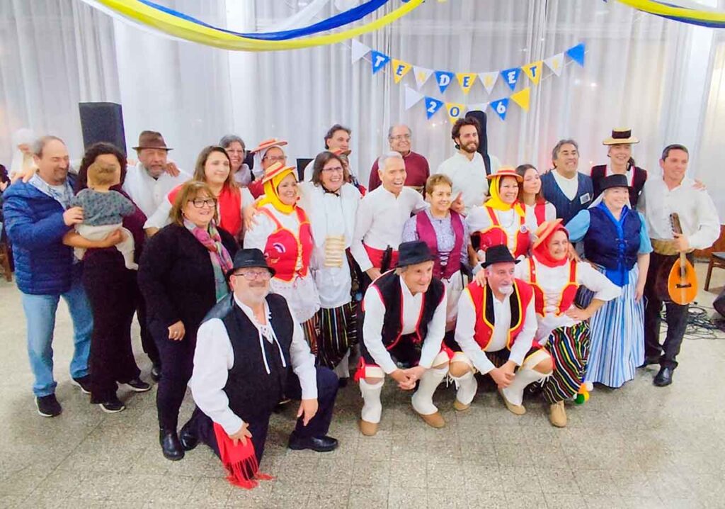 Artistas del Centro Canario de San Carlos y de otras entidades canarias que participaron en el evento.
