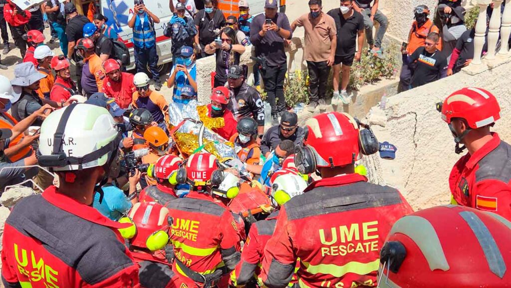 Personal de la Unidad Militar de Emergencias del Ejército español rescatando a un superviviente entre los escombros tras los terremotos en Venezuela.
