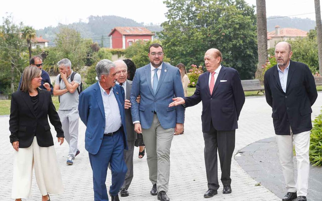 Gimena Llamedo, Miguel Ángel Revilla, Francisco González, Adrián Barbón, Antonio Suárez y Juan Cofiño.