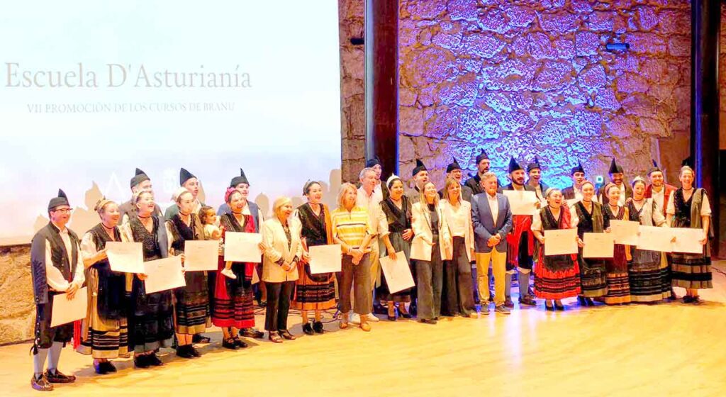 Los alumnos de la Escuela de Asturianía con sus diplomas y las autoridades.