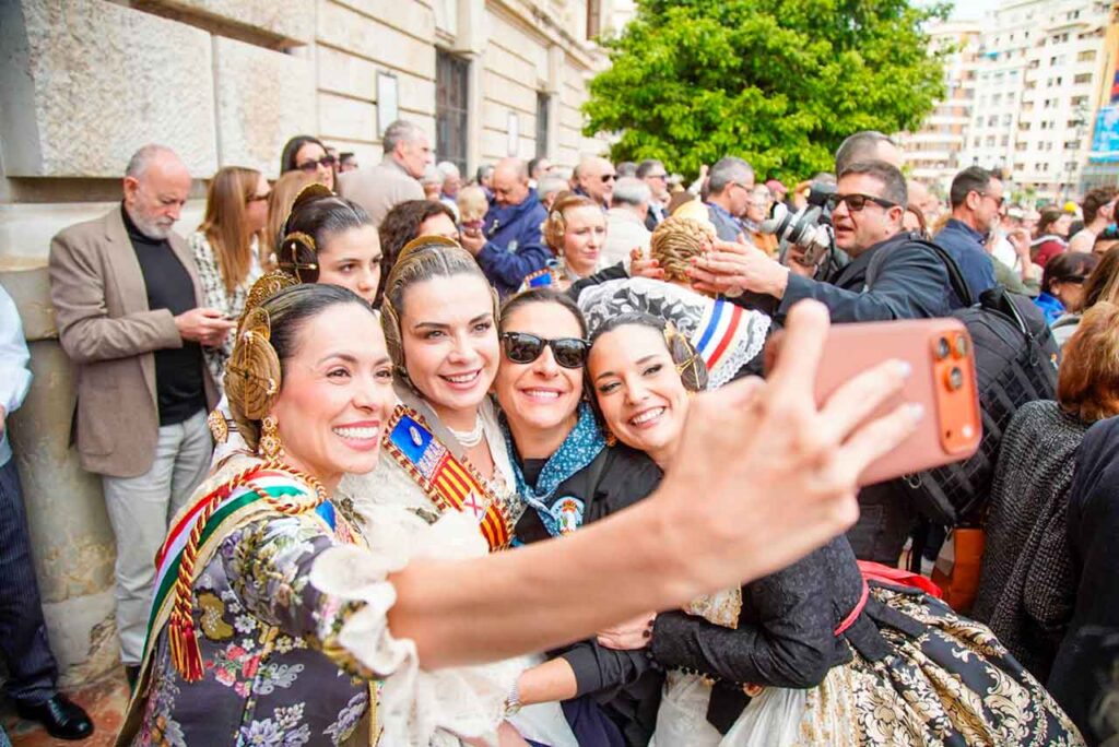 Representantes de los Cevex en las Fiestas de Fallas. 