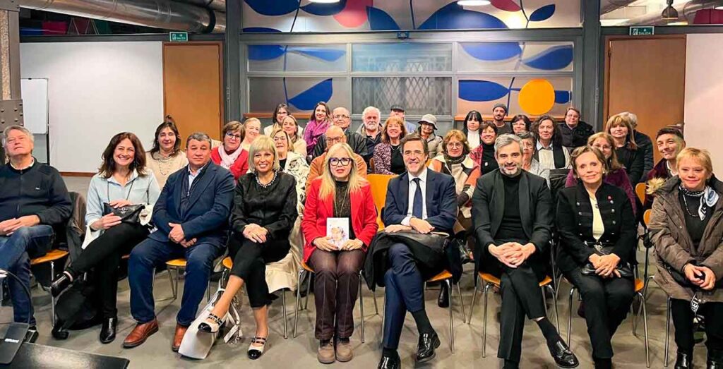 En el centro Marta Saavedra y el embajador Javier Salido con los asistentes al acto.