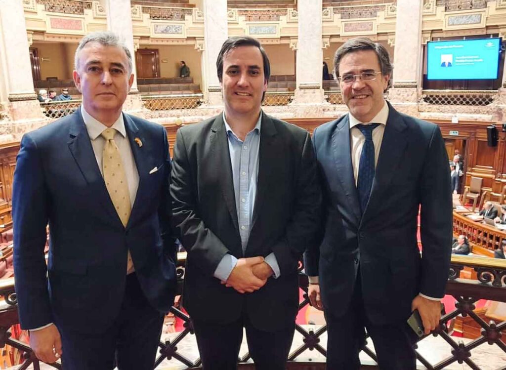 Juan Carlos Gafo, el diputado Conrado Rodríguez y Javier Salido en la Cámara de Diputados de Uruguay.