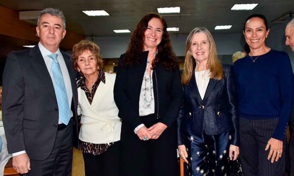 Juan Carlos Gafo, Margarita Márquez, Isabel de Zulueta, Elvira Domínguez y Cristina, esposa del cónsul.