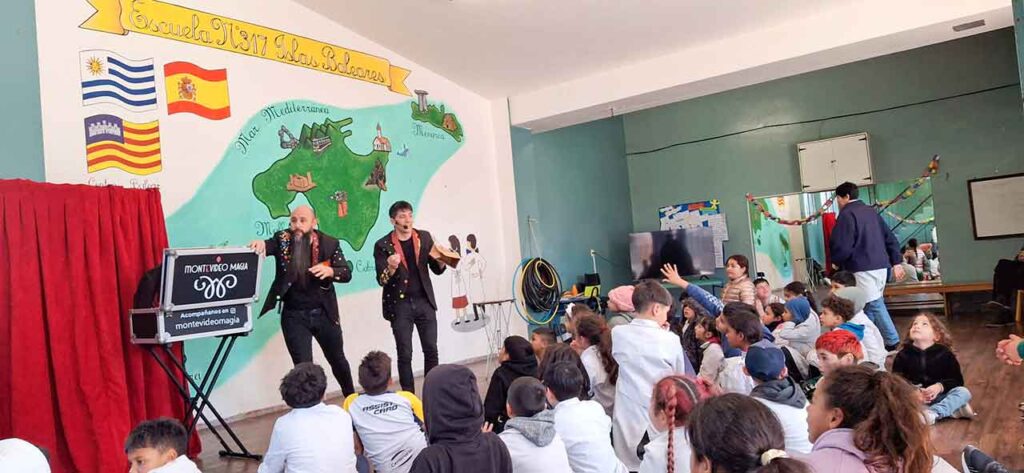 Un momento del show de magia en la escuela Islas Baleares de Montevideo.