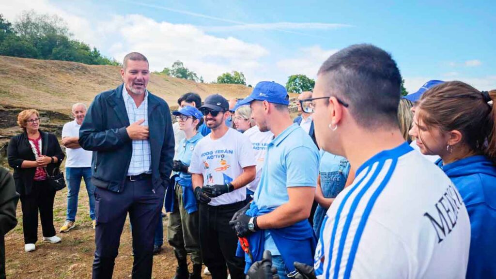 El conselleiro José López Campos saludando a los jóvenes que participan en Conecta co Voluntariado en Galicia.
