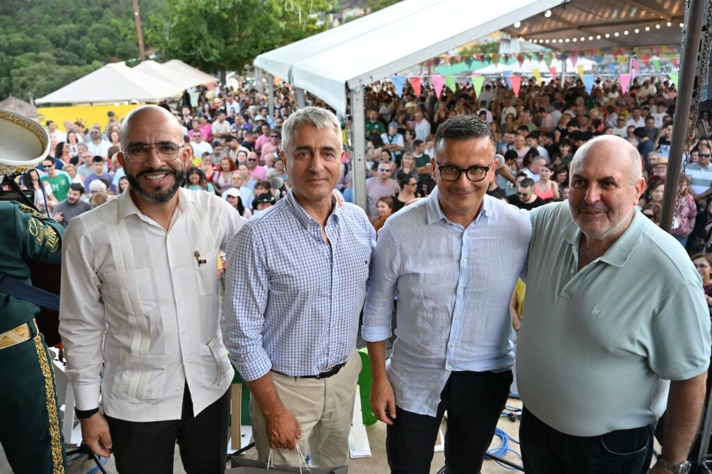 El conselleiro de Emprego, Comercio e Emigración, José González, en la XX edición de la Fiesta Mexicana de Avión.