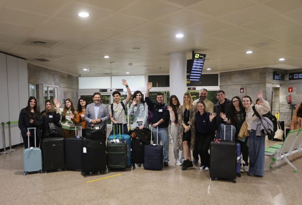 El secretario xeral da Emigración, Antonio Rodríguez Miranda, en el aeropuerto de Alvedro con los participantes en la modalidad cultural del programa Conecta co Voluntariado en Galicia 2026.