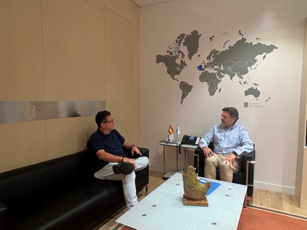 El secretario xeral da Emigración, Antonio Rodríguez Miranda, y el presidente del Galicia Esporte Clube, Alfonso Brandão, en su reunión.