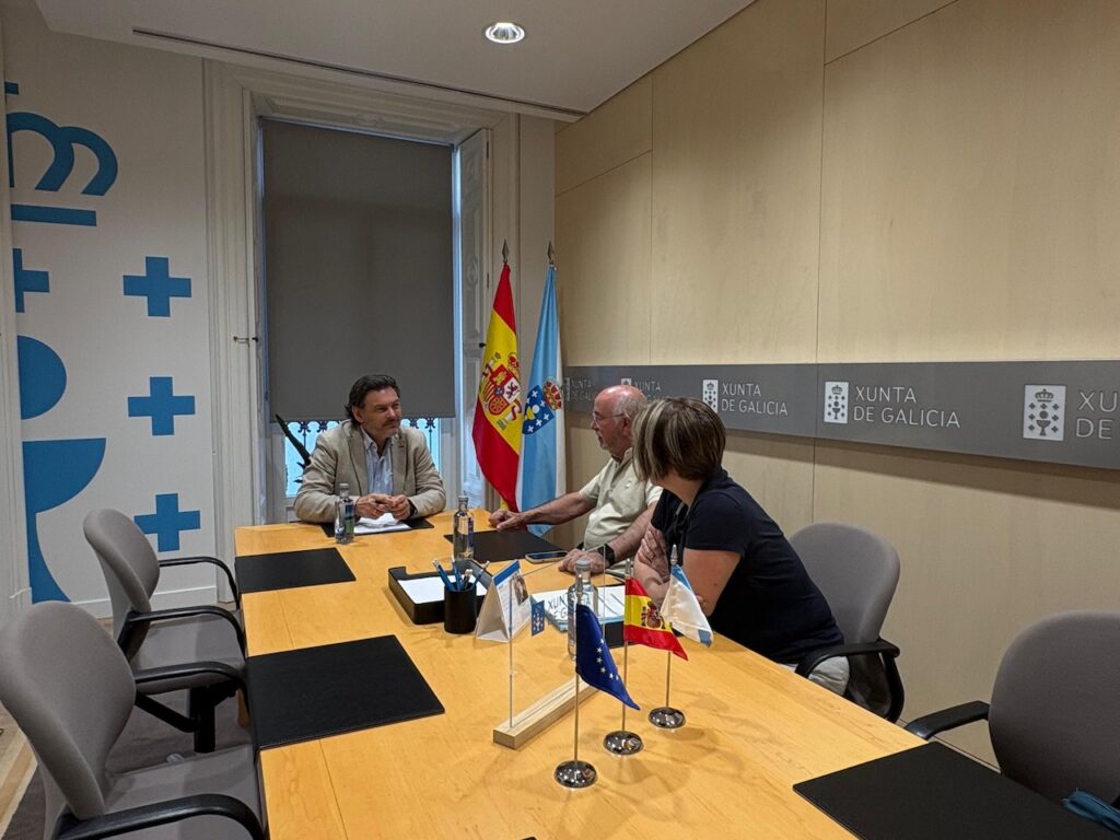 El secretario xeral da Emigración, Antonio Rodríguez Miranda, durante la reunión con los responsables de la Agrupación Cultural Amigos da Gaita Toxos e Xestas.