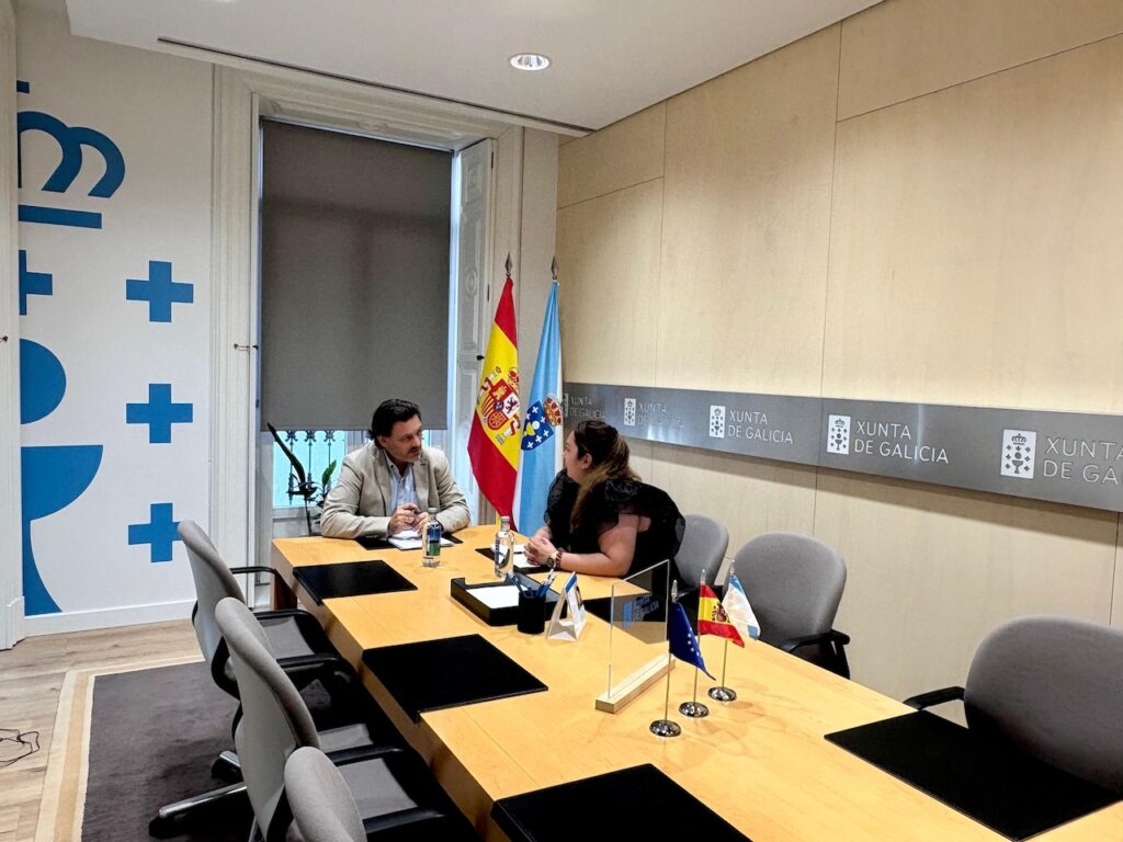 El secretario xeral da Emigración, Antonio Rodríguez Miranda, durante el encuentro de trabajo con Paola Chávez, secretaria del Centro Gallego del Perú.