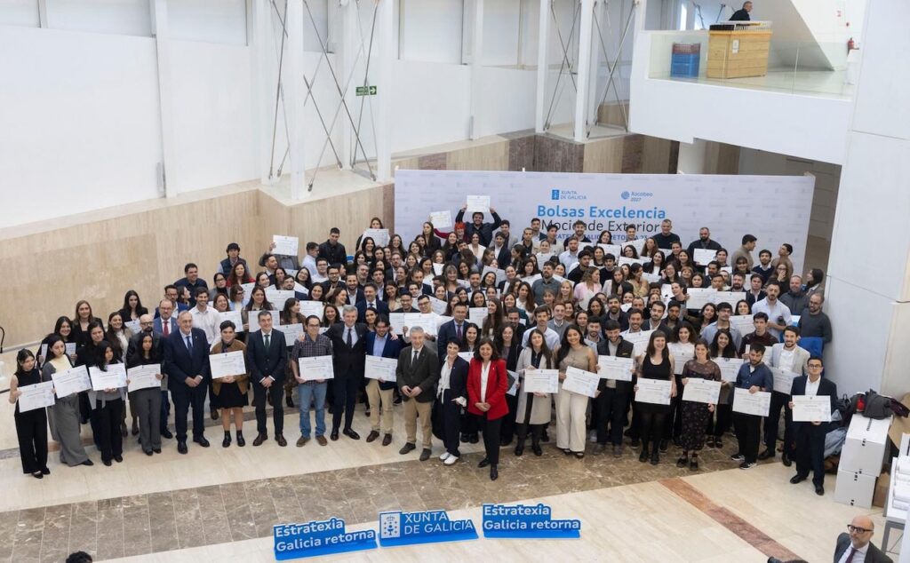 Los becarios del curso 25-26 en la entrega de diplomas con el presidente de la Xunta, Alfonso Rueda, y el resto de autoridades asistentes.