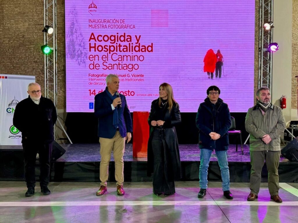 El delegado de la Xunta de Galicia en Argentina, Alejandro López Dobarro, durante su intervención en la inauguración de la exposición fotográfica Acogida y Hospitalidad en el Camino de Santiago, del fotógrafo Manuel Vicente, acompañado del resto de autoridades asistentes.