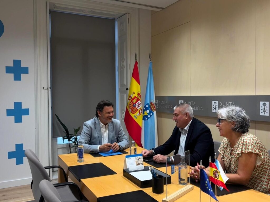 El secretario xeral da Emigración, Antonio Rodríguez Miranda, durante el encuentro con el presidente de la Casa de Galicia de Alcorcón, Julio Carballeira, y con la tesorera de la entidad, Carmen Lamas.