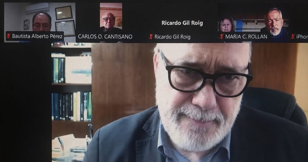 El consejero de Cultura de la Embajada de España en Argentina, Roberto Varela Fariña, durante la videoconferencia, con autoridades de la Federación Regional de Sociedades Españolas con sede en Bahía Blanca.