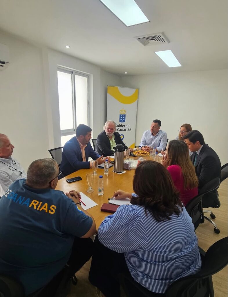 El director general de Emigración, José Téllez, en la reunión con la Cámara Nacional de la Construcción de Venezuela, la Embajada de España, el Consulado, la Delegación Gobierno de Canarias y agentes de las entidades.