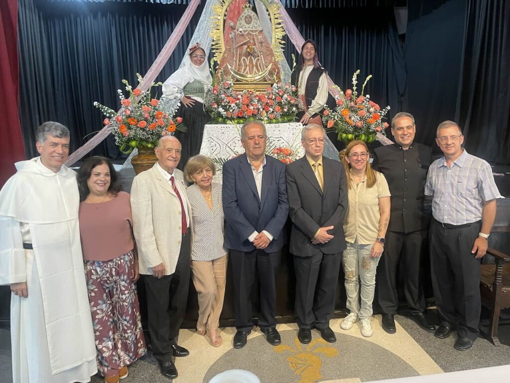 El viceconsejero de Acción Exterior del Gobierno de Canarias, José Luis Peresetelo, y el resto de autoridades ante la imagen de la Virgen.