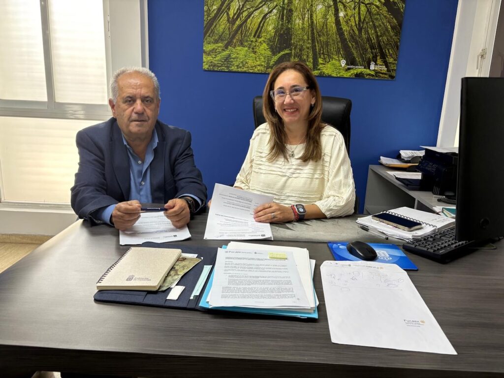 El viceconsejero de Acción Exterior del Gobierno de Canarias, José Luis Perestelo, y la nueva delegada del Gobierno de Canarias en Venezuela, Dayana Morales.