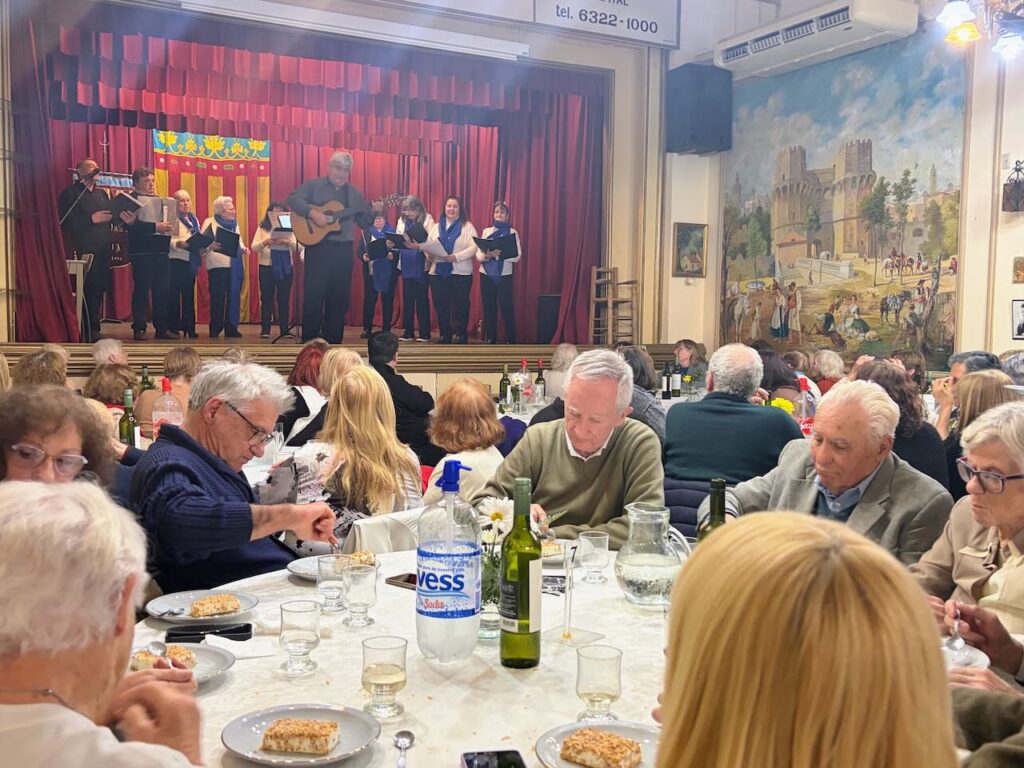 Una vista del salón durante la celebración y la actuación del coro.