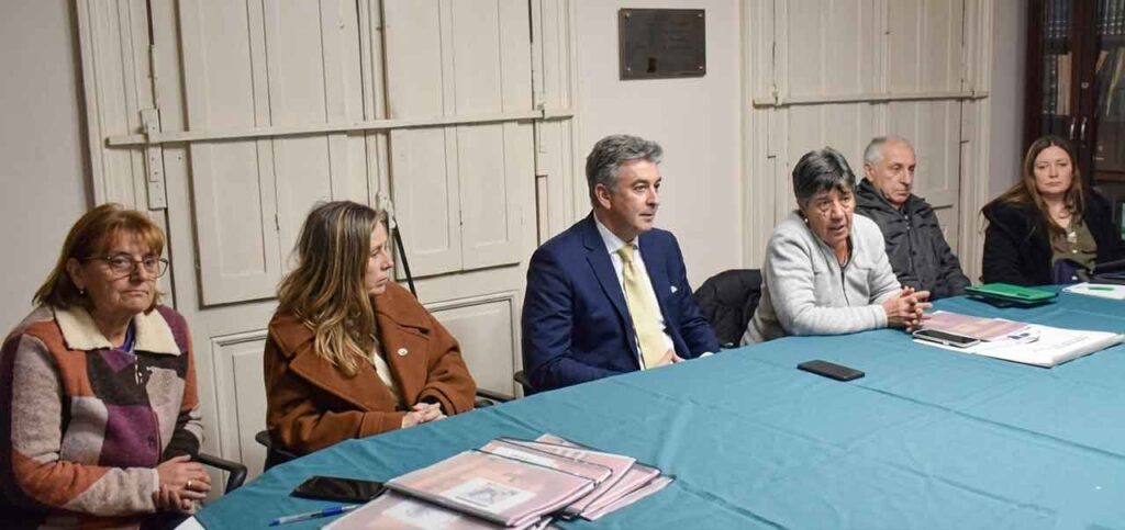 Chavela Sánchez presentó la 51ª edición de la Olimpiada de Juegos de Salón junto al cónsul Juan Carlos Gafo y la delegada de la Xunta, Elvira Domínguez.