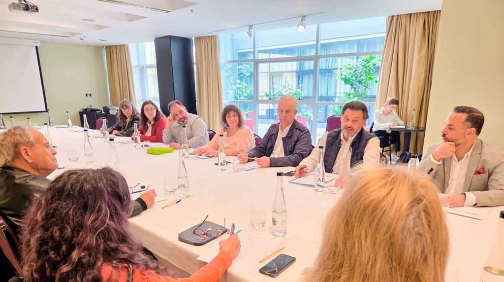 El secretario xeral da Emigración, Antonio Rodríguez Miranda, en la reunión con centros gallegos de Argentina en Buenos Aires.