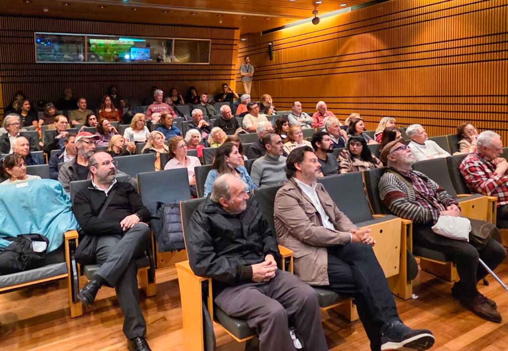 El secretario xeral da Emigración durante la proyección de ‘Sirat’ en el Centro Cultural Palacio Libertad.