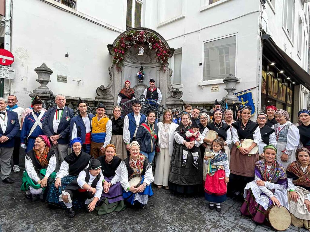 La vicepresidenta Gimena Llamedo con miembros del Centro Asturiano de Bruselas.