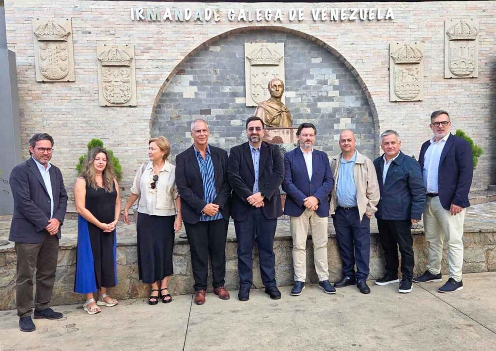 Antonio Rodríguez Miranda con la directiva de la Hermandad Gallega de Venezuela.