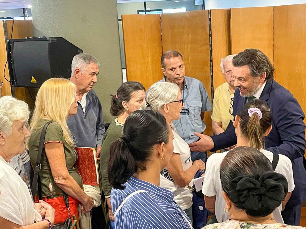 Antonio Rodríguez Miranda charlando con algunos de los beneficiarios de las ayudas de la Xunta.