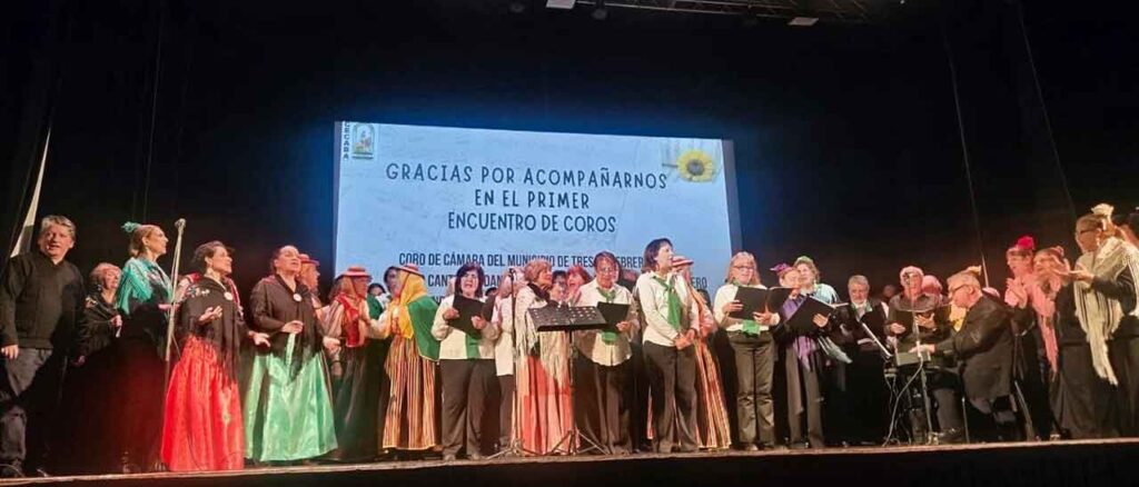 Actuación final de todos los coros.