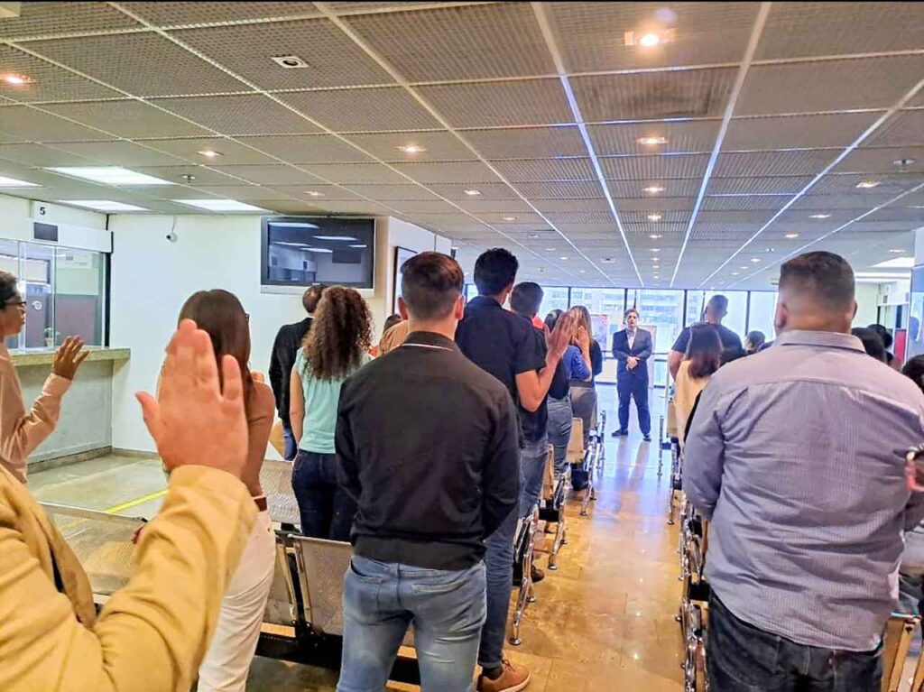 Acto de toma de juramento a nuevos españoles que accedieron a la ciudadanía a través de la LMD celebrado en el Consulado de España en Caracas.