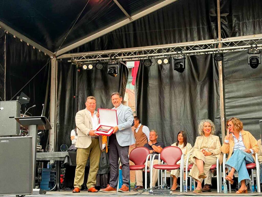 Antonio Rodríguez Miranda entregó una placa a Urbano Alba.