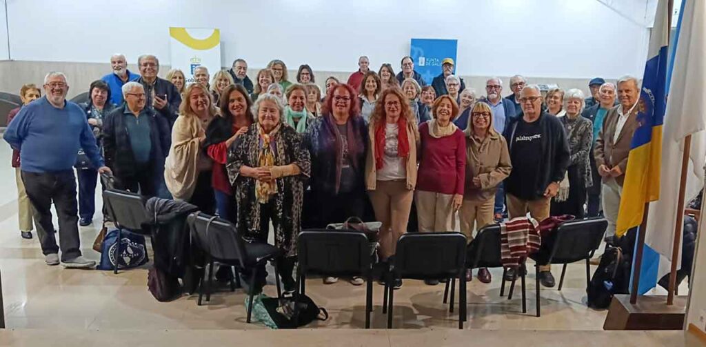Asistentes y escritores al acto.