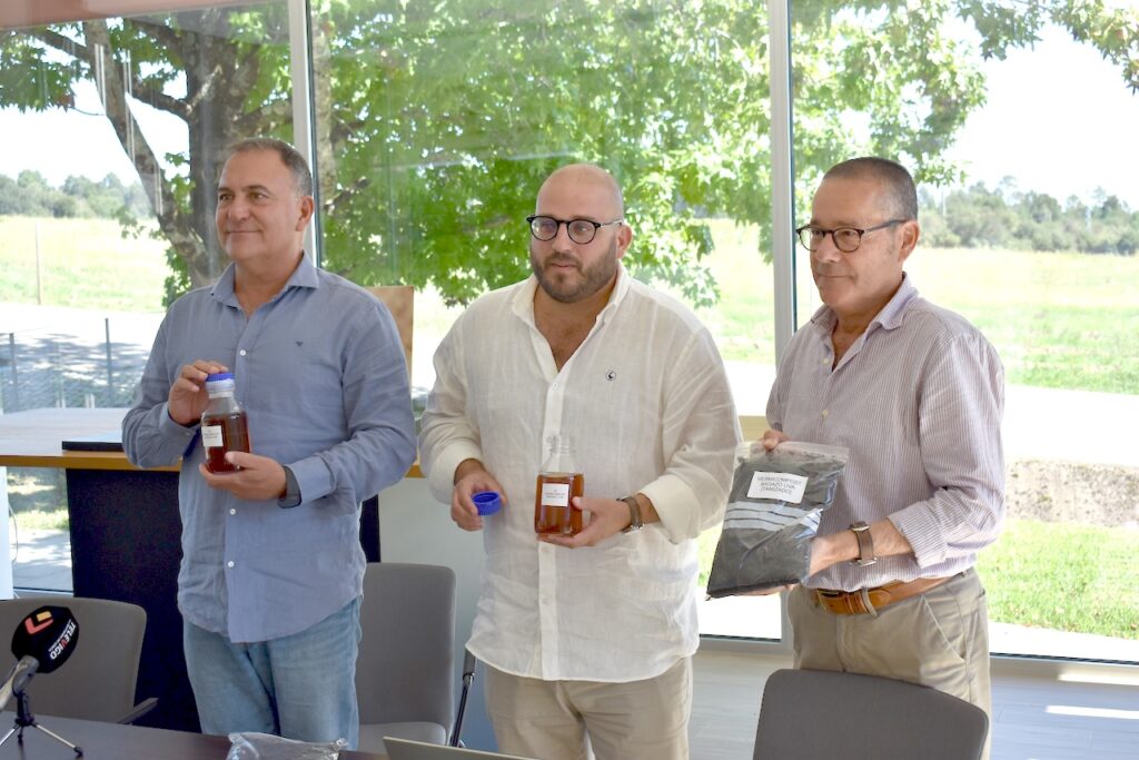 El catedrático Jorge Domínguez y el CEO y vicepresidente ejecutivo del Grupo Terras Gauda, Antón Fonseca, con el té en vermicompost de bagazo de uva, y el enólogo Emilio Rodríguez Canas, con el vermicompost tamizado de bagazo de uva.