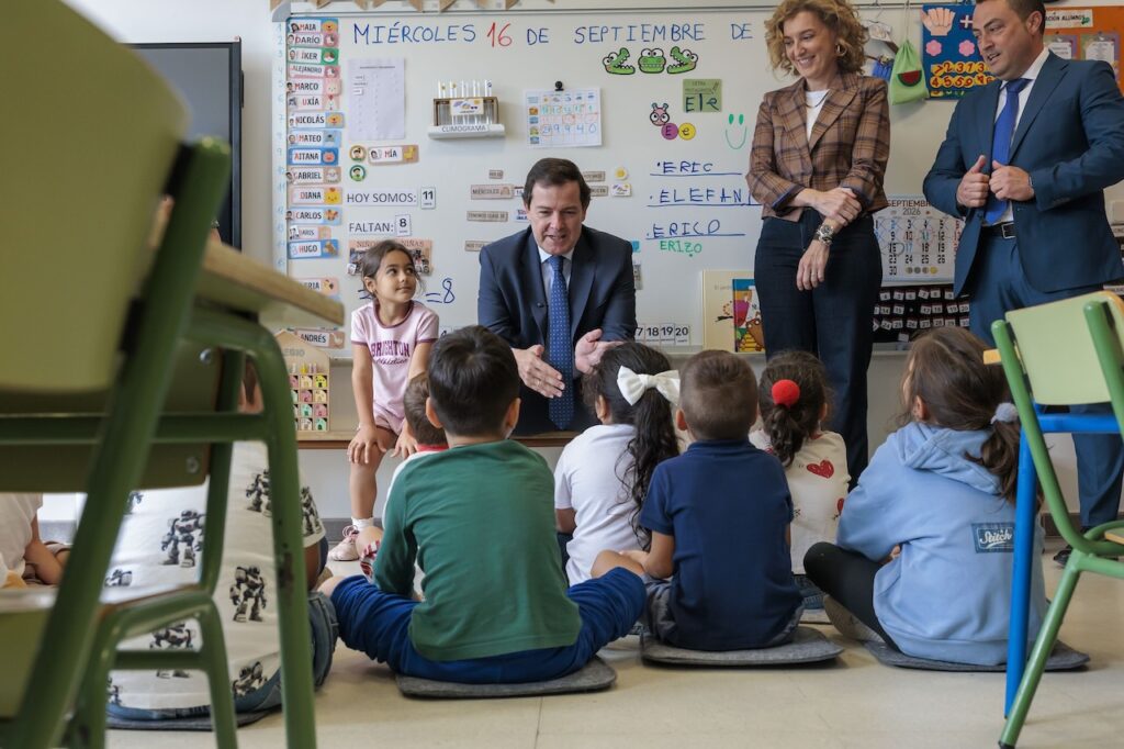 El presidente de la Junta de Castilla y León, Alfonso Fernández Mañueco, en su visita al CEIP ‘Arcipreste de Hita’ de El Espinar.