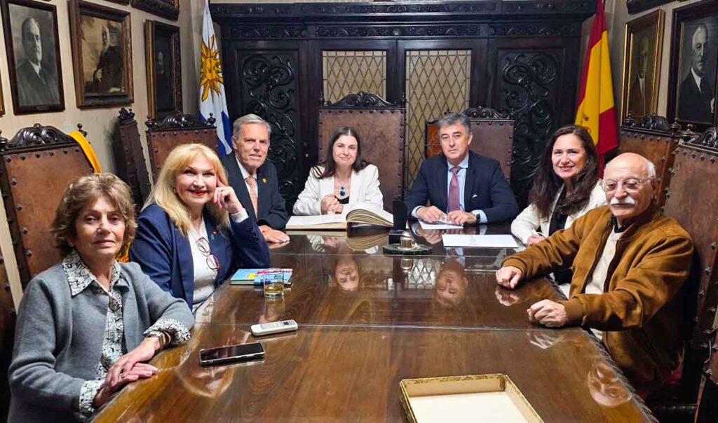 Violeta Alonso y el cónsul Juan Carlos Gafo con los directivos de la FIEU.