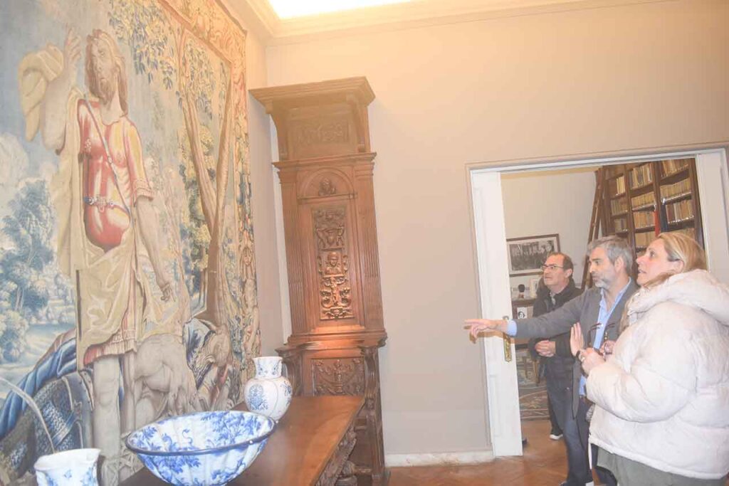 El consejero de Cultura de la Embajada de España en Montevideo, Juan Manuel López, muestra las obras de arte que hay en el edificio a los visitantes.