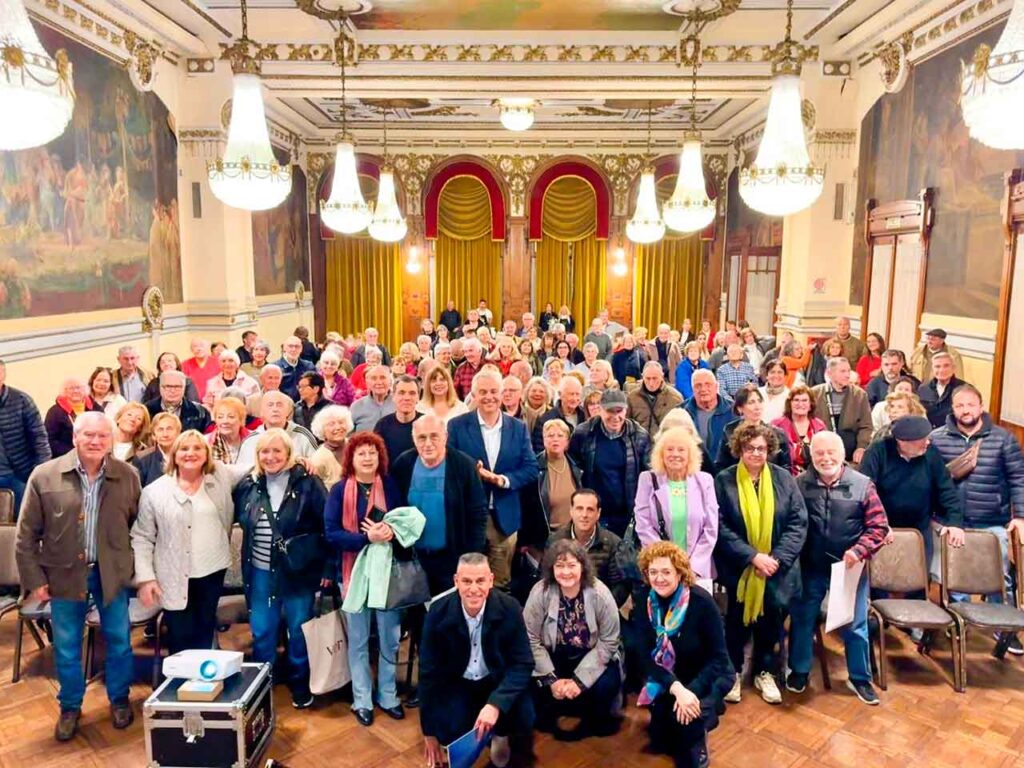 Alejandro López Dobarro con los participantes en Reencontros con Galicia 2026.