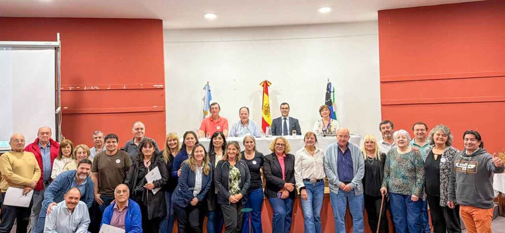 Foto de familia de quienes participaron en el encuentro de forma presencial.