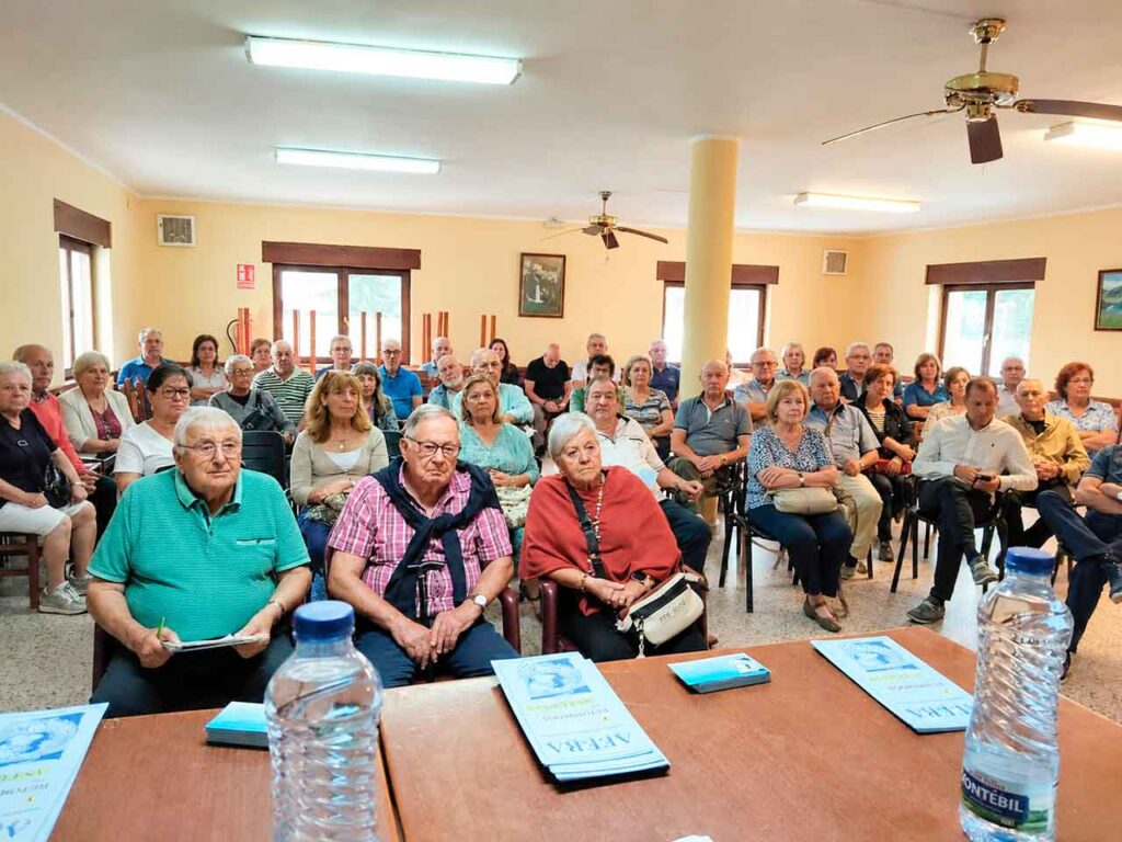 Asistentes a la charla organizada por Aeera en Cangas de Onís.