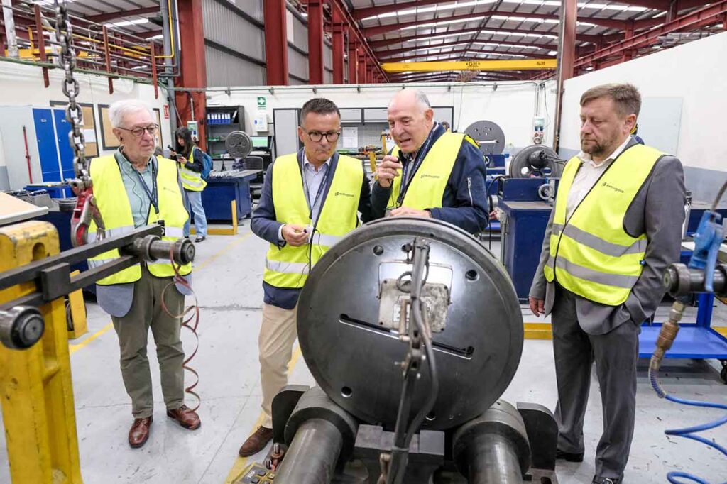 José González durante la visita a la empresa Extrugasa.