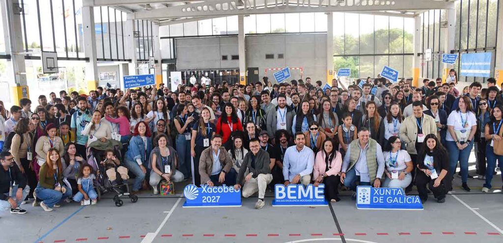 El conselleiro de Emprego, Comercio e Emigración, José González, y el secretario xeral Antonio Rodríguez Miranda con los beneficiarios de las BEME este curso en Oroso.